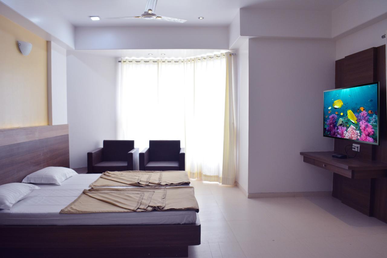Oyo 10672 Hotel Riviera Нашик Екстериор снимка