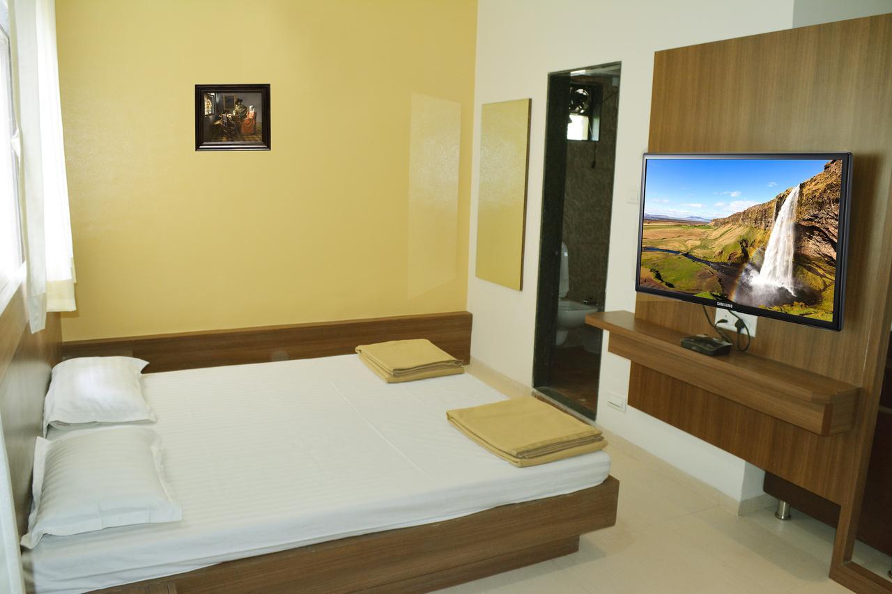 Oyo 10672 Hotel Riviera Нашик Екстериор снимка