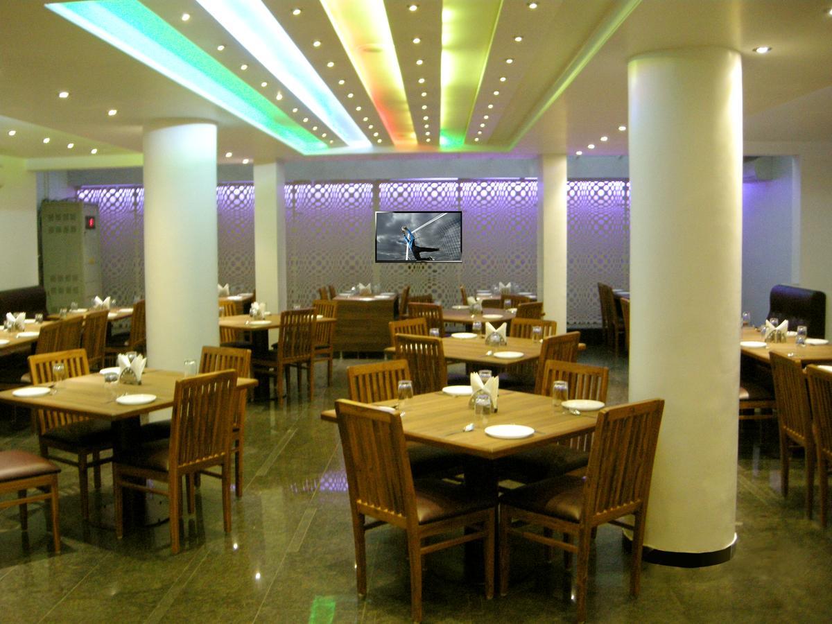 Oyo 10672 Hotel Riviera Нашик Екстериор снимка