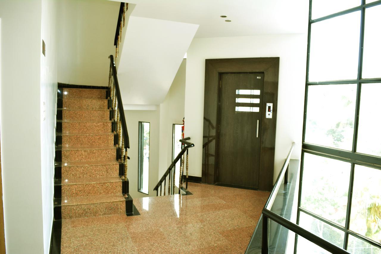 Oyo 10672 Hotel Riviera Нашик Екстериор снимка
