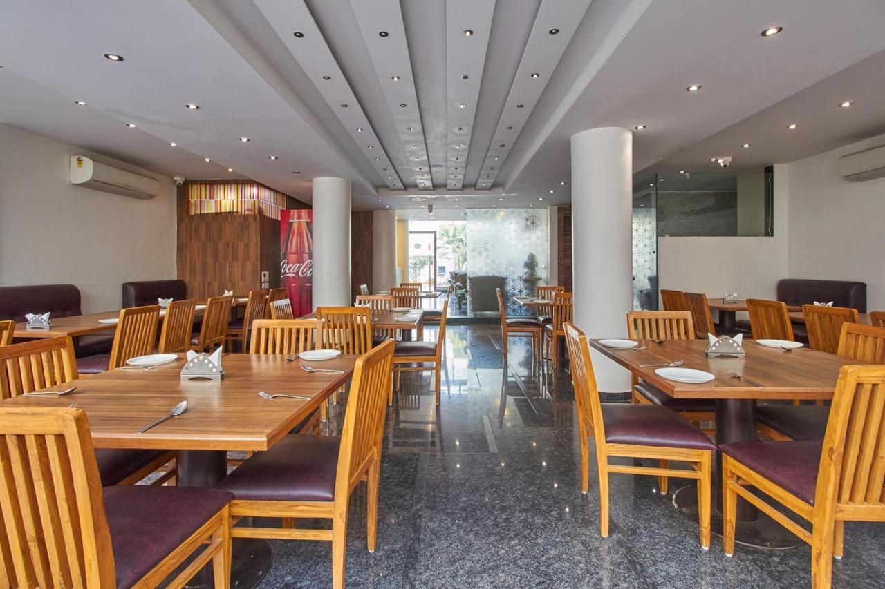 Oyo 10672 Hotel Riviera Нашик Екстериор снимка