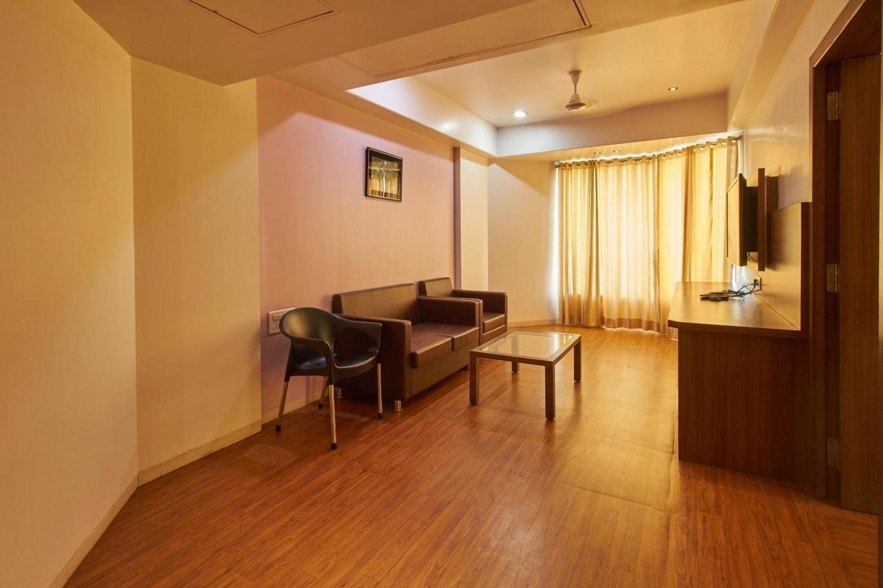 Oyo 10672 Hotel Riviera Нашик Екстериор снимка