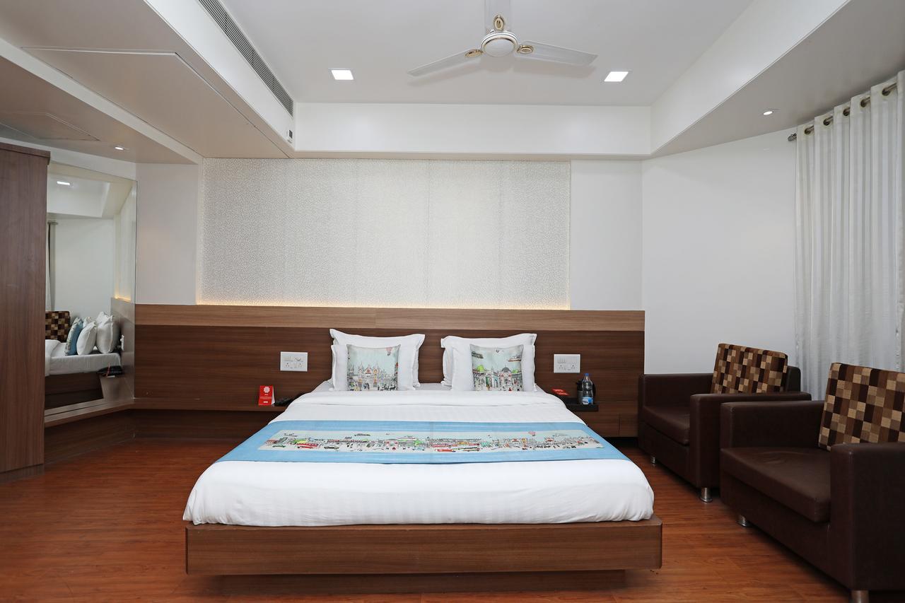 Oyo 10672 Hotel Riviera Нашик Екстериор снимка
