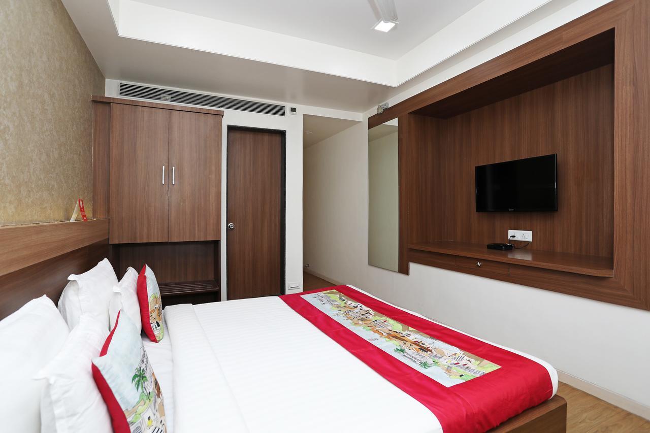 Oyo 10672 Hotel Riviera Нашик Екстериор снимка
