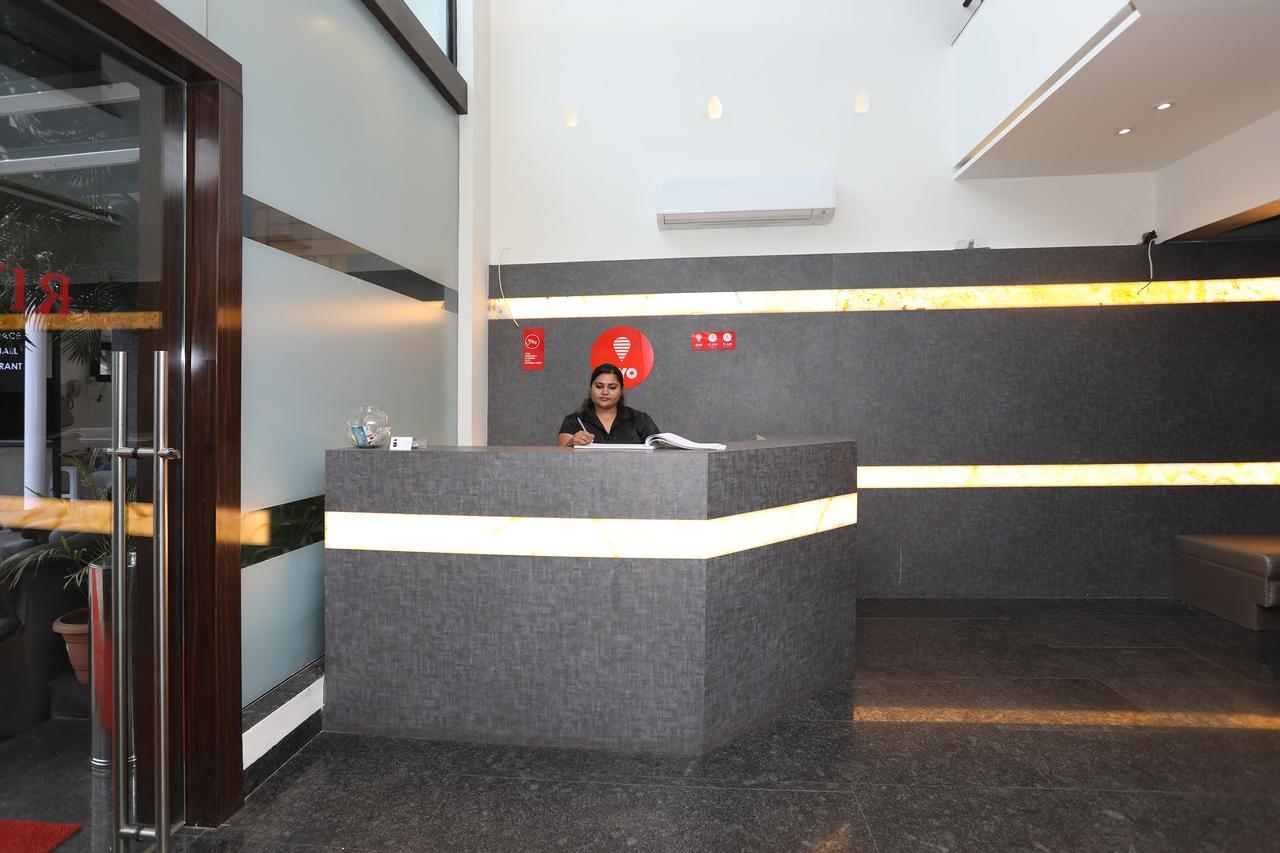 Oyo 10672 Hotel Riviera Нашик Екстериор снимка