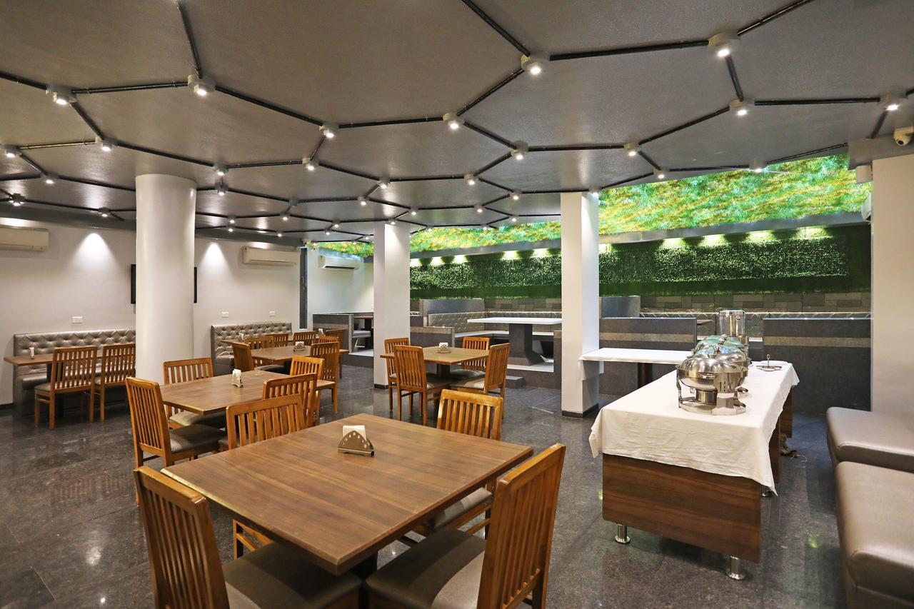 Oyo 10672 Hotel Riviera Нашик Екстериор снимка