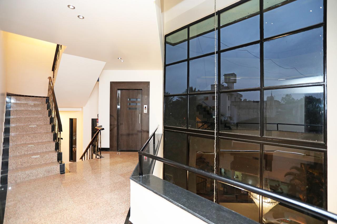 Oyo 10672 Hotel Riviera Нашик Екстериор снимка