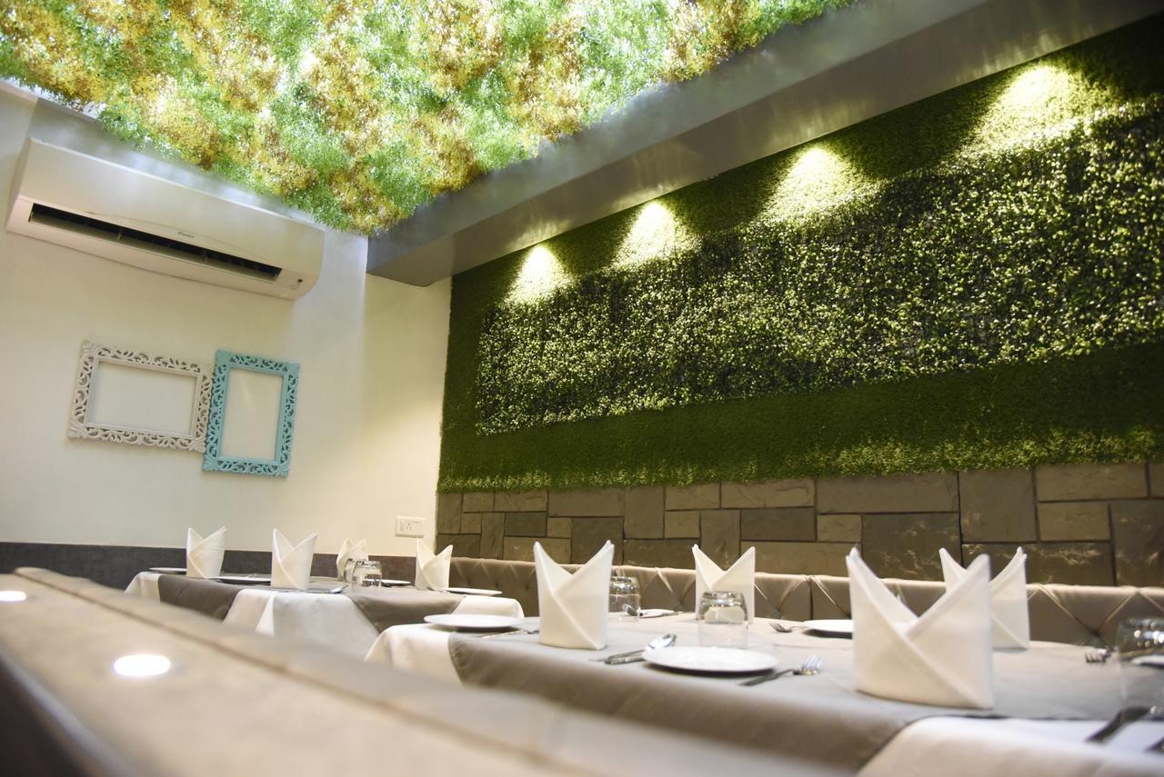 Oyo 10672 Hotel Riviera Нашик Екстериор снимка