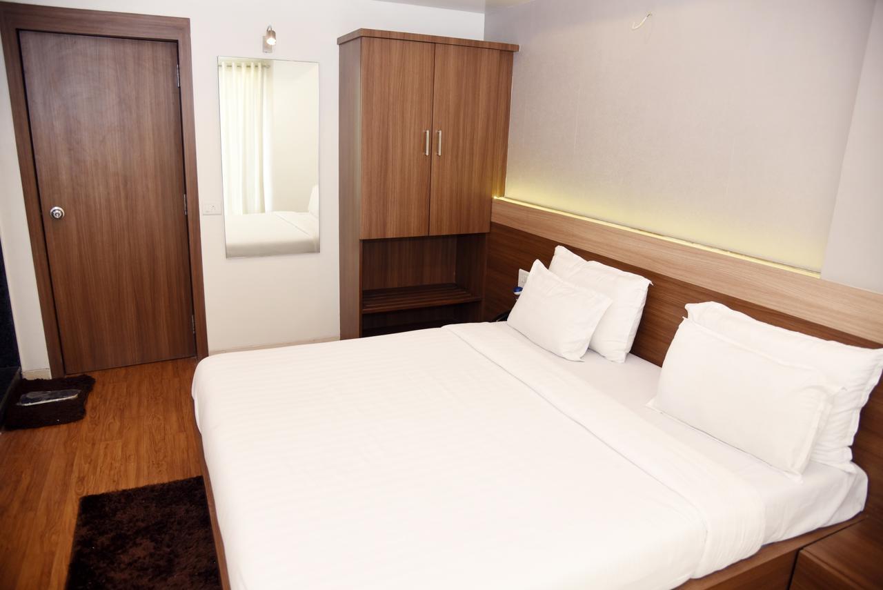 Oyo 10672 Hotel Riviera Нашик Екстериор снимка
