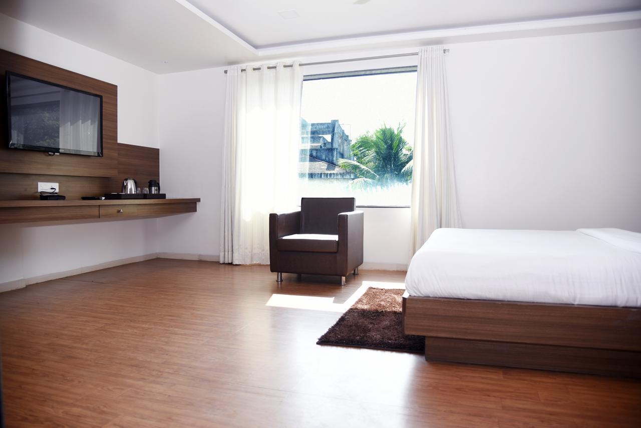 Oyo 10672 Hotel Riviera Нашик Екстериор снимка