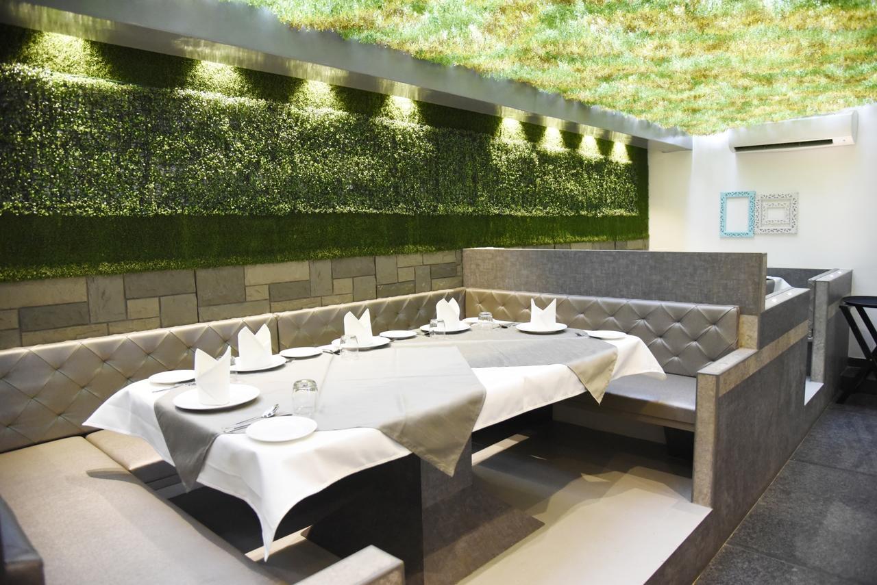 Oyo 10672 Hotel Riviera Нашик Екстериор снимка