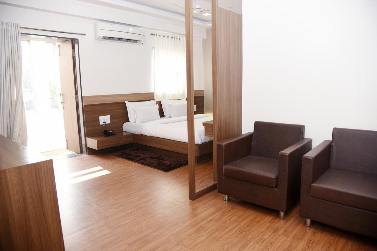 Oyo 10672 Hotel Riviera Нашик Екстериор снимка