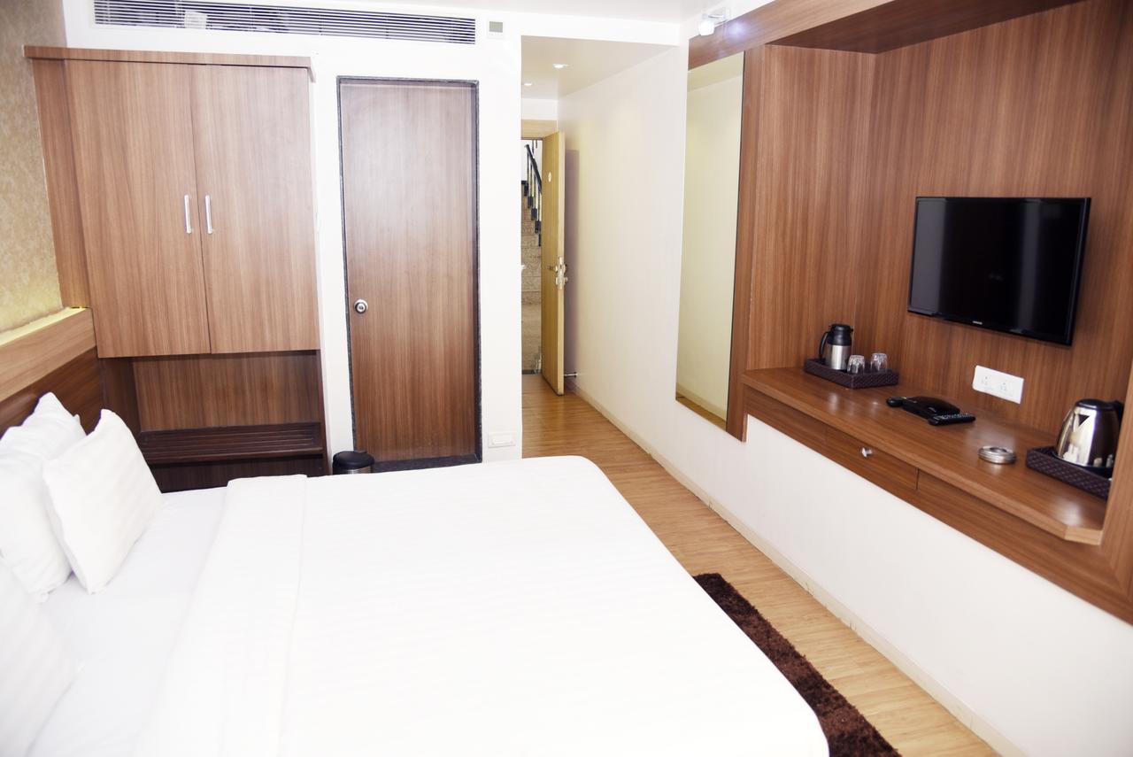 Oyo 10672 Hotel Riviera Нашик Екстериор снимка