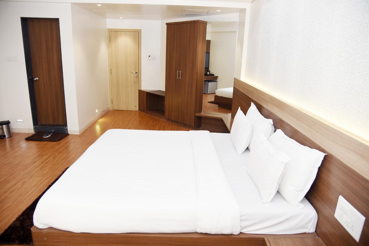 Oyo 10672 Hotel Riviera Нашик Екстериор снимка