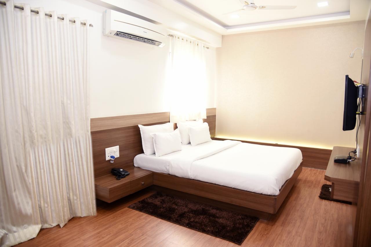 Oyo 10672 Hotel Riviera Нашик Екстериор снимка