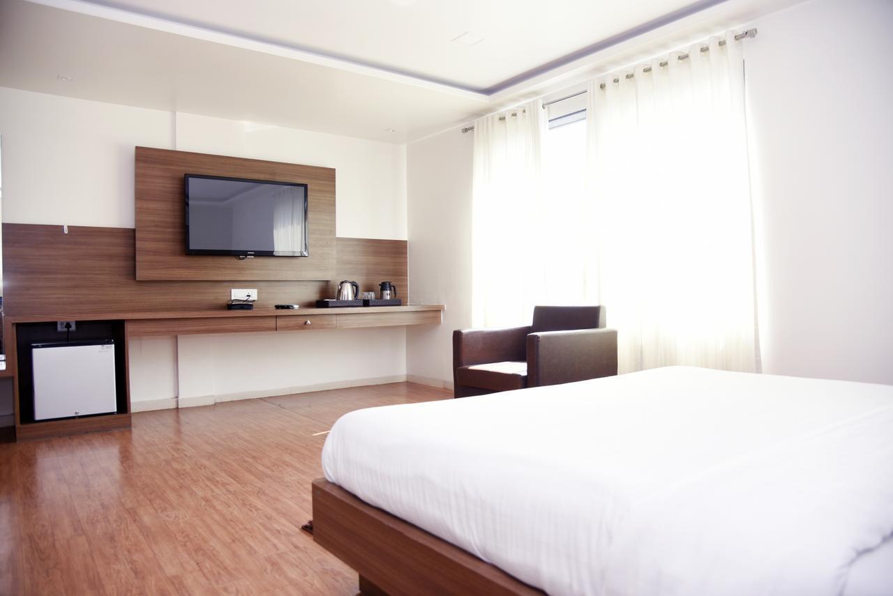 Oyo 10672 Hotel Riviera Нашик Екстериор снимка