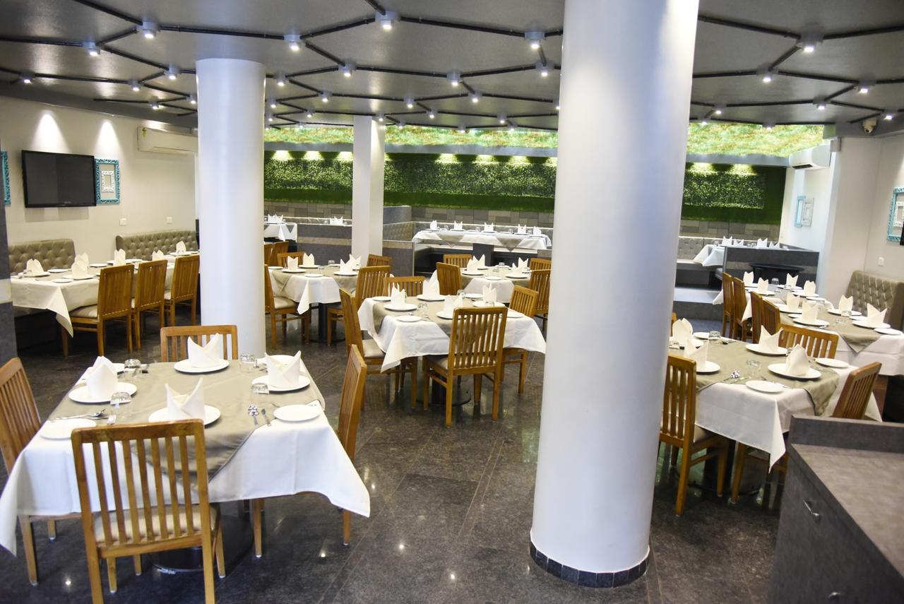 Oyo 10672 Hotel Riviera Нашик Екстериор снимка