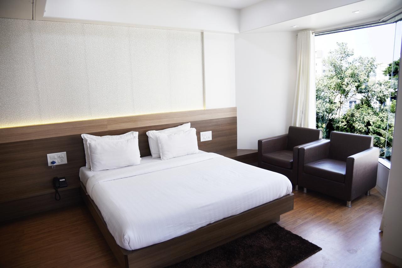Oyo 10672 Hotel Riviera Нашик Екстериор снимка