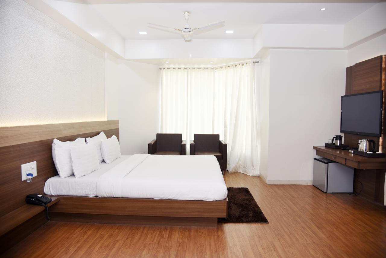 Oyo 10672 Hotel Riviera Нашик Екстериор снимка
