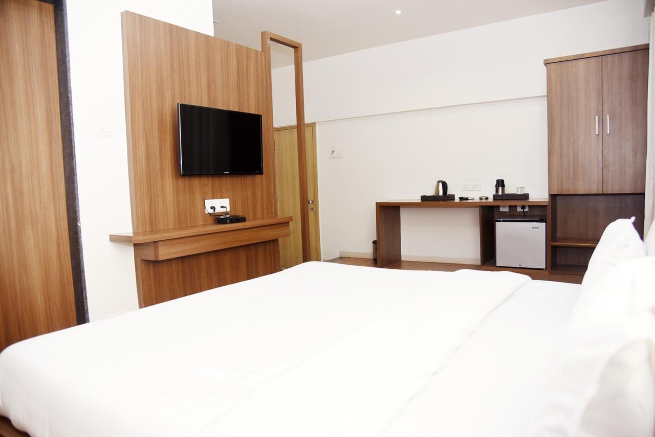 Oyo 10672 Hotel Riviera Нашик Екстериор снимка