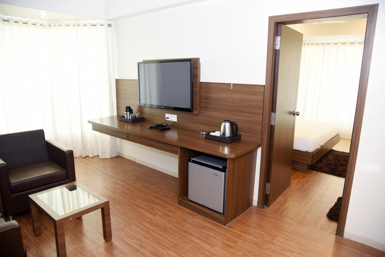 Oyo 10672 Hotel Riviera Нашик Екстериор снимка