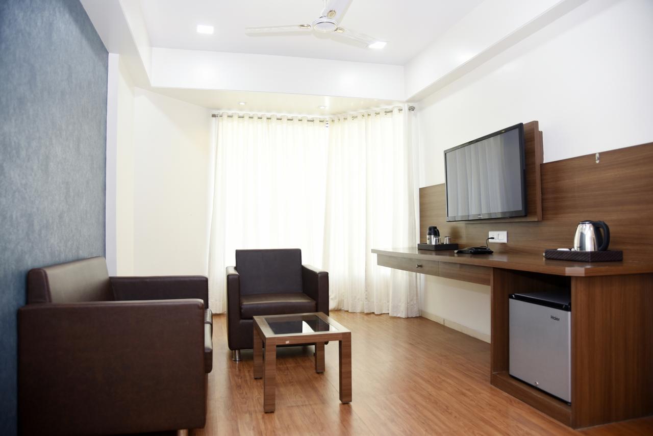 Oyo 10672 Hotel Riviera Нашик Екстериор снимка