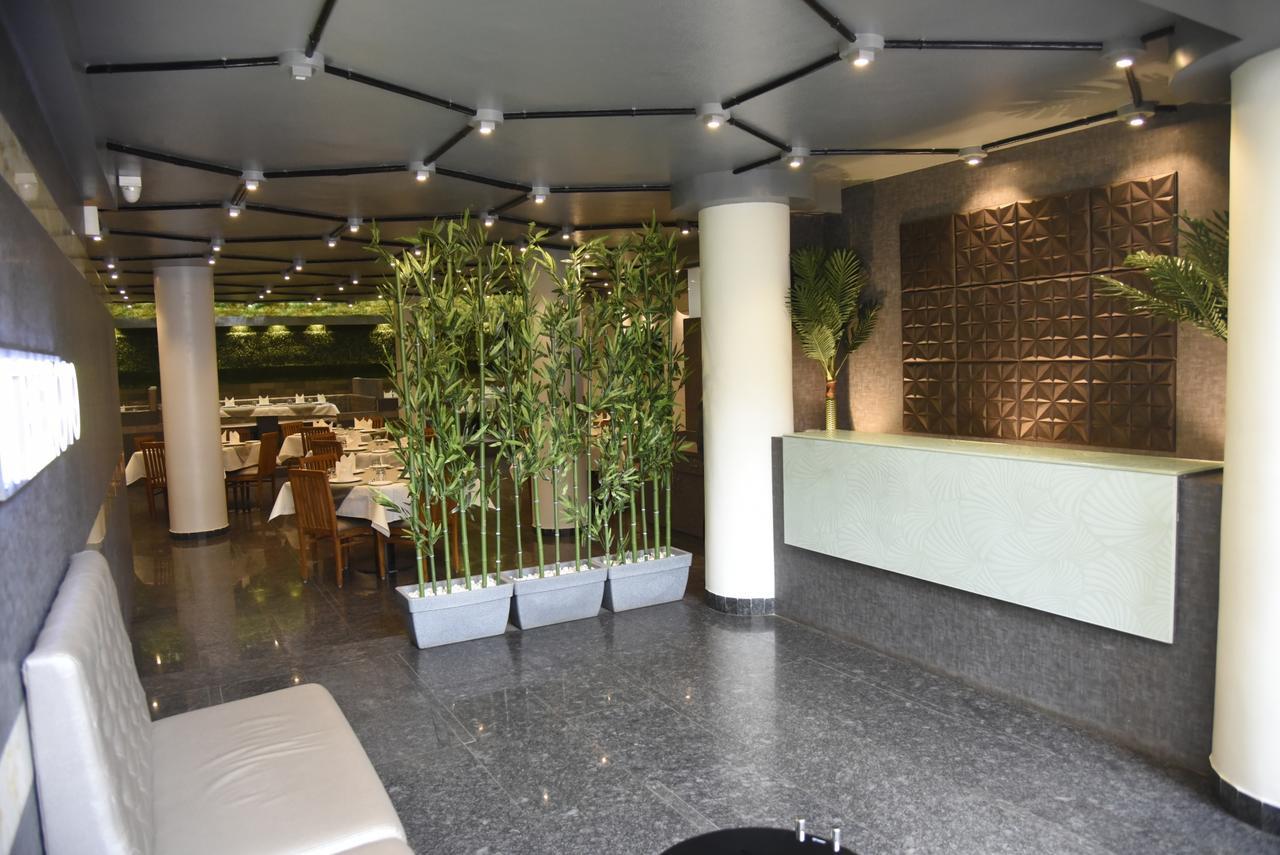 Oyo 10672 Hotel Riviera Нашик Екстериор снимка