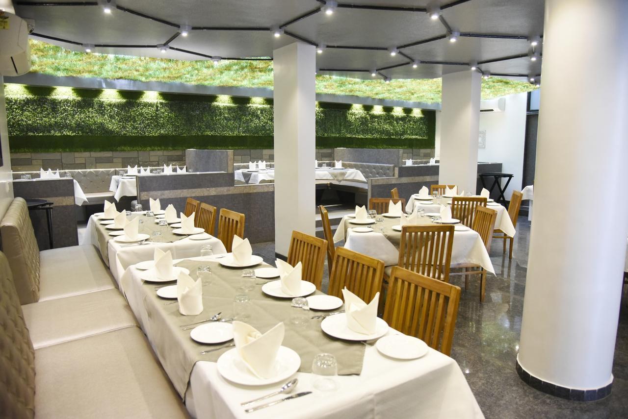 Oyo 10672 Hotel Riviera Нашик Екстериор снимка