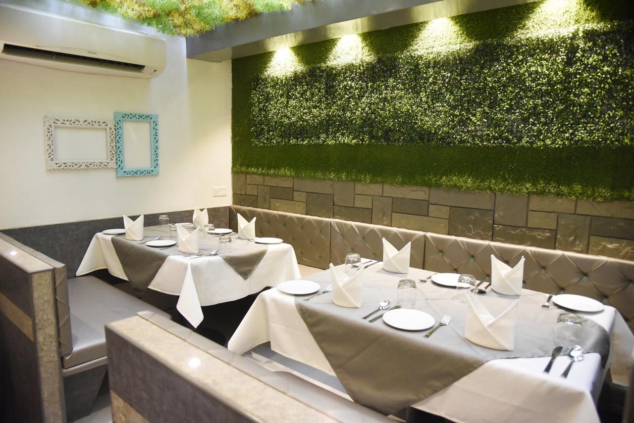 Oyo 10672 Hotel Riviera Нашик Екстериор снимка