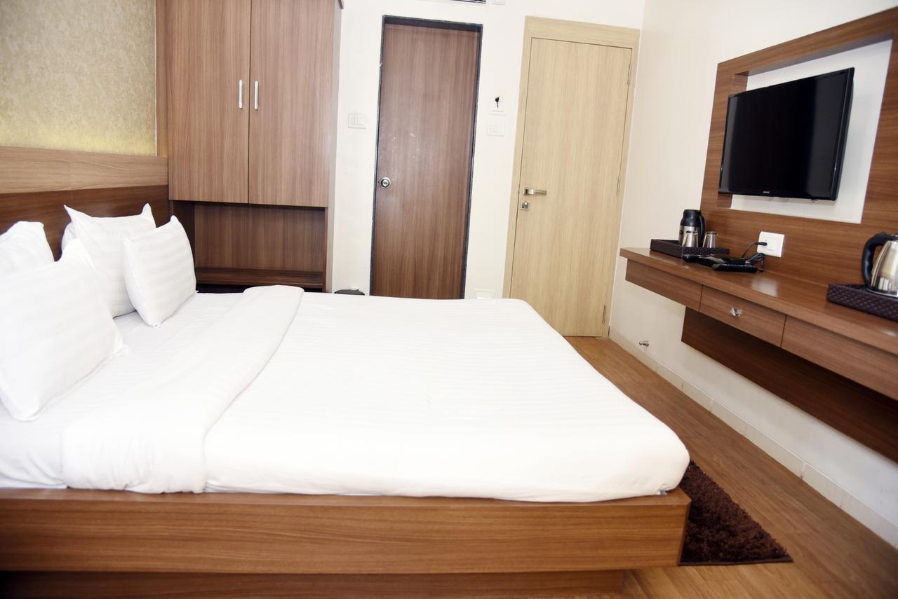 Oyo 10672 Hotel Riviera Нашик Екстериор снимка