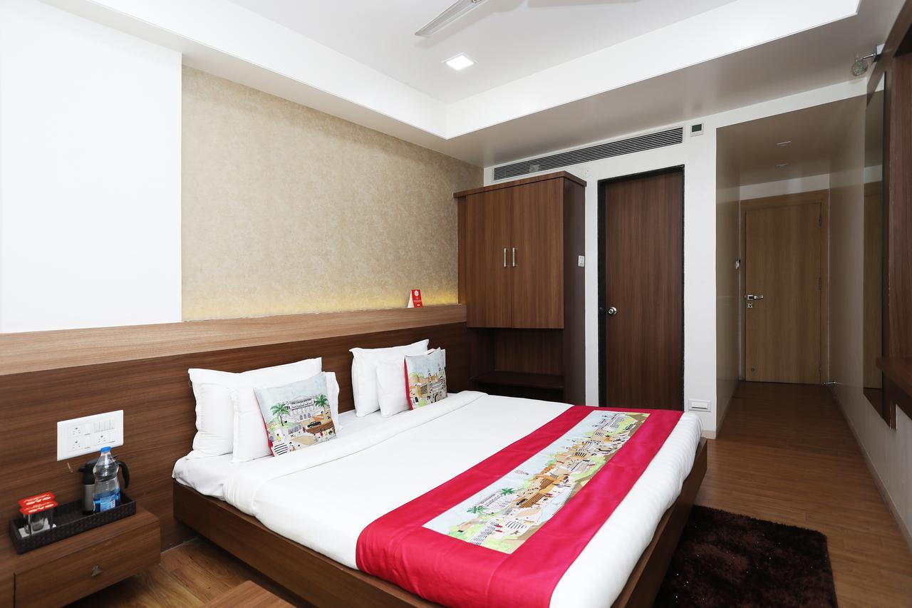 Oyo 10672 Hotel Riviera Нашик Екстериор снимка