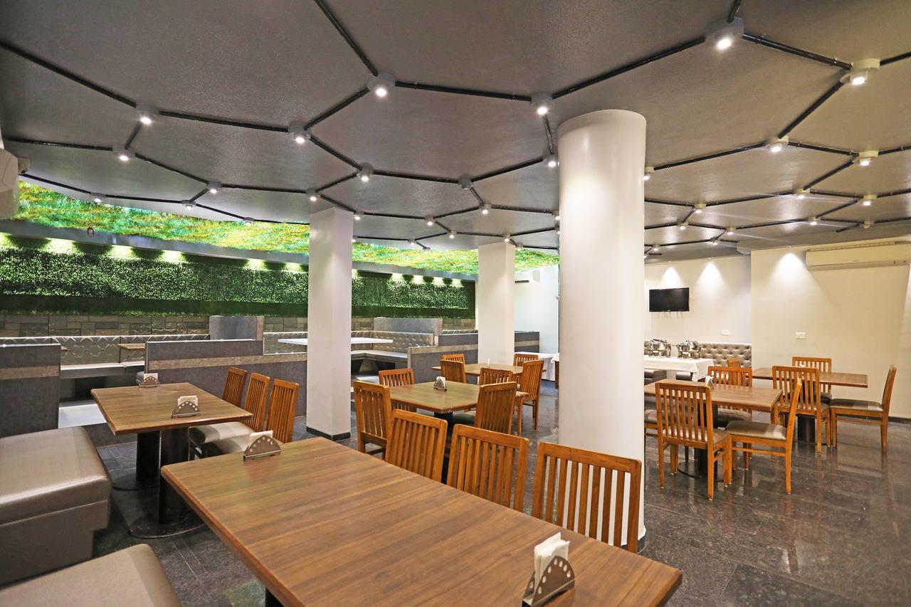 Oyo 10672 Hotel Riviera Нашик Екстериор снимка