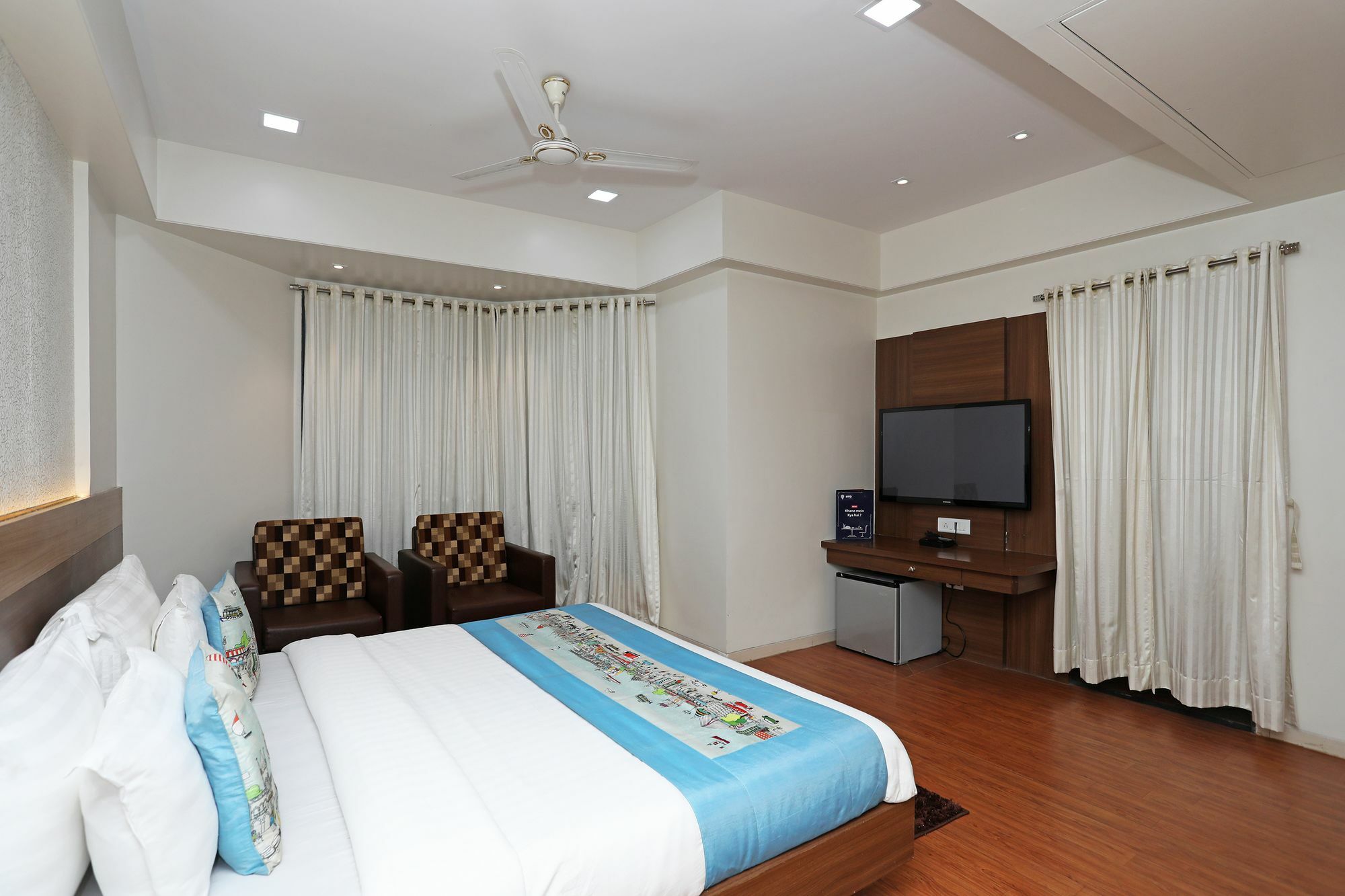 Oyo 10672 Hotel Riviera Нашик Екстериор снимка
