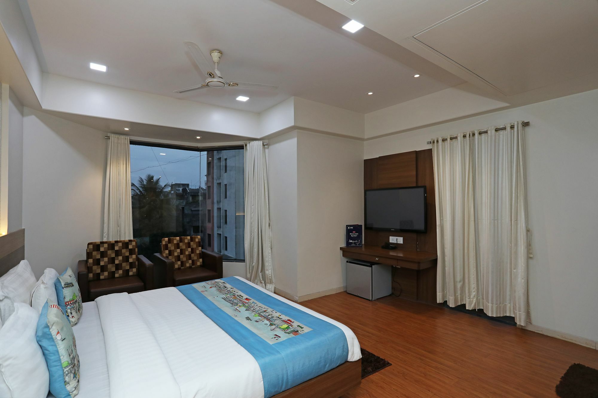 Oyo 10672 Hotel Riviera Нашик Екстериор снимка