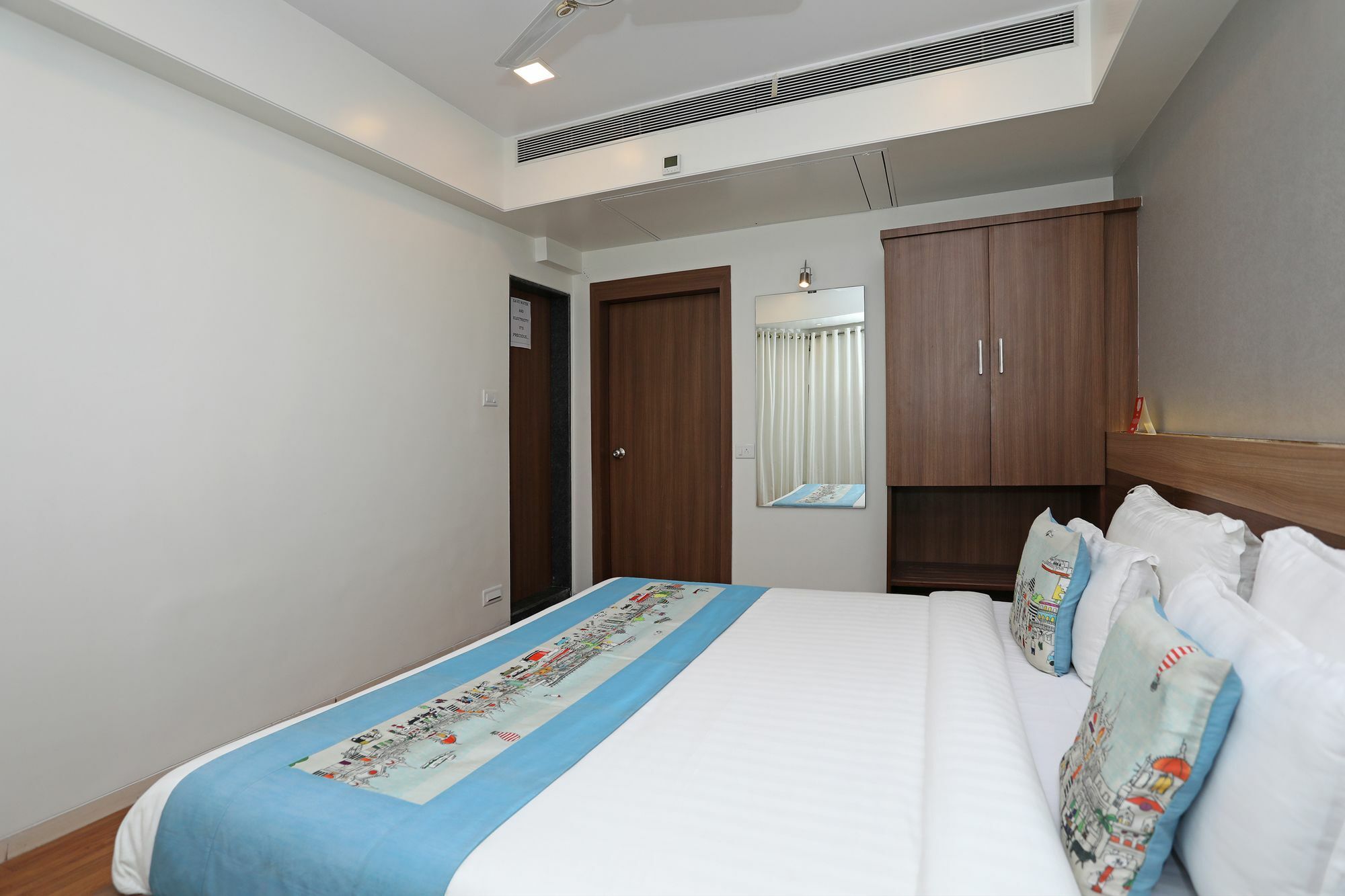 Oyo 10672 Hotel Riviera Нашик Екстериор снимка